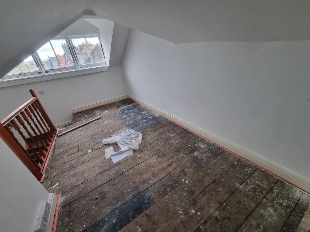Lot: 105 - SUBSTANTIAL FREEHOLD MIXED USE PROPERTY - Attic room - photograph provided by seller